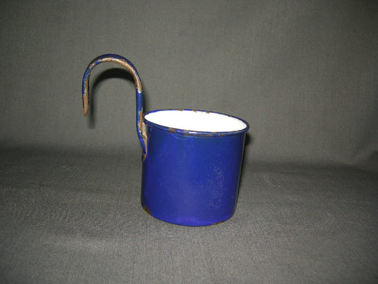emaille donkerblauw 001. maatbeker met ophanghaak