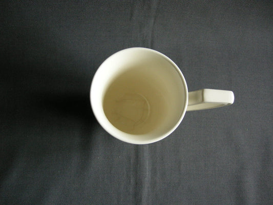 Royal Creamware Recamier mok op voet