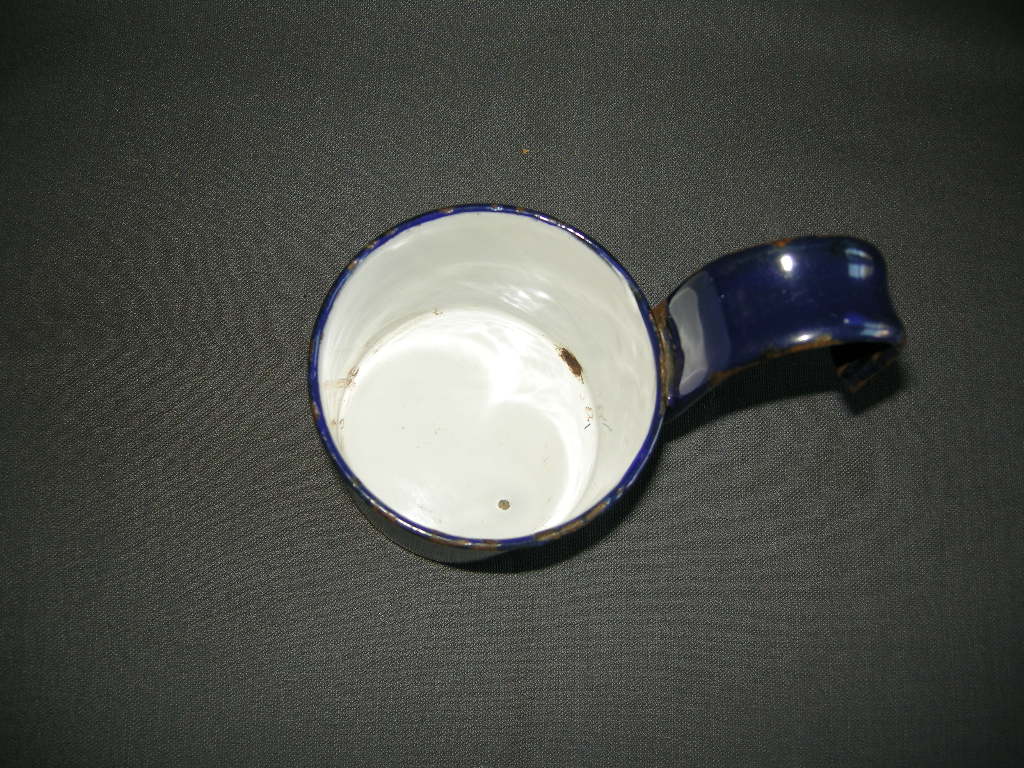 emaille blauw 001. maatbeker met omgebogen haak