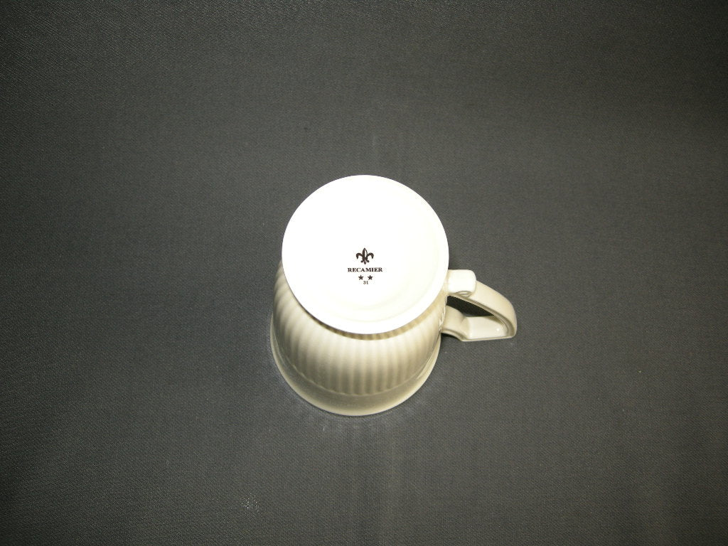 Royal Creamware Recamier mok op voet