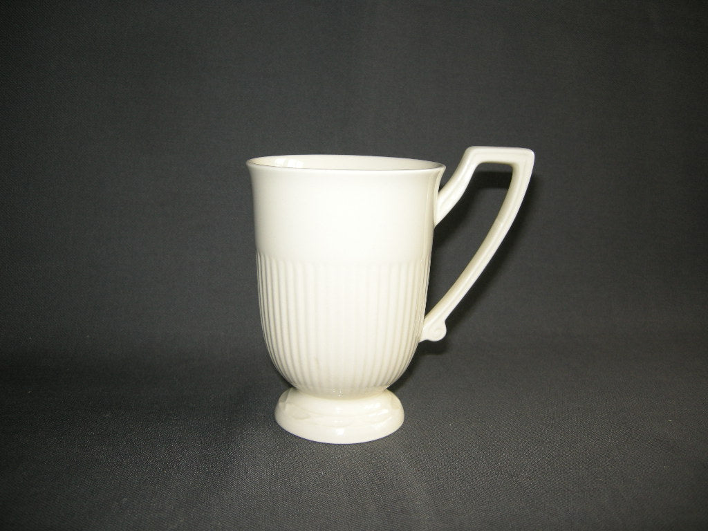 Royal Creamware Recamier mok op voet