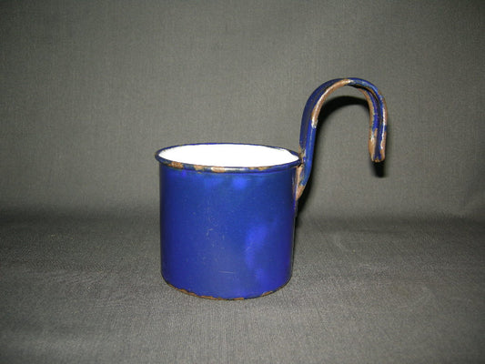 emaille donkerblauw 001. maatbeker met ophanghaak
