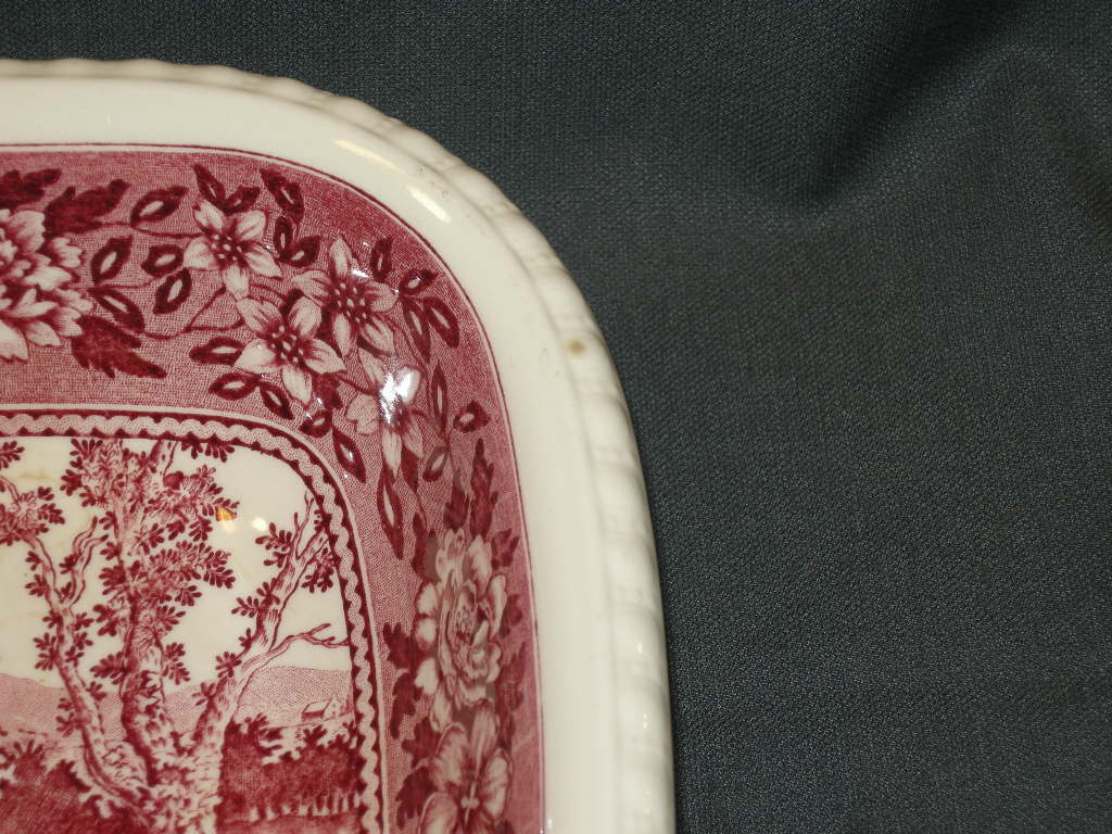 Villeroy & Boch Rusticana rood nestschaal 23 x 23 x 7 cm. met enkele bruine puntjes