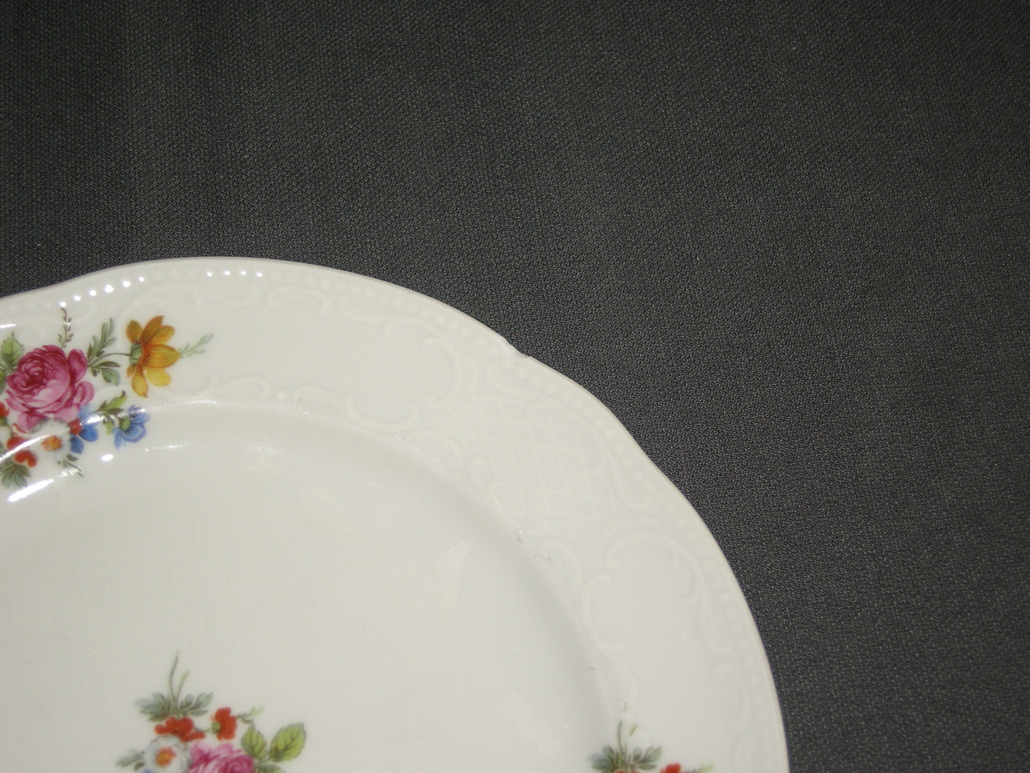 Seltmann & Weiden spierwit met bloemdecor en relief ontbijtborden