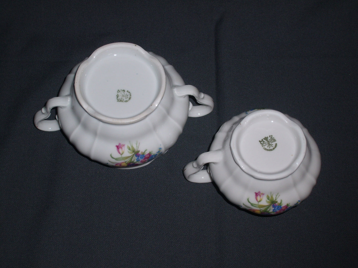 MZ spierwit met kleine bloemetjes melkkannetje
