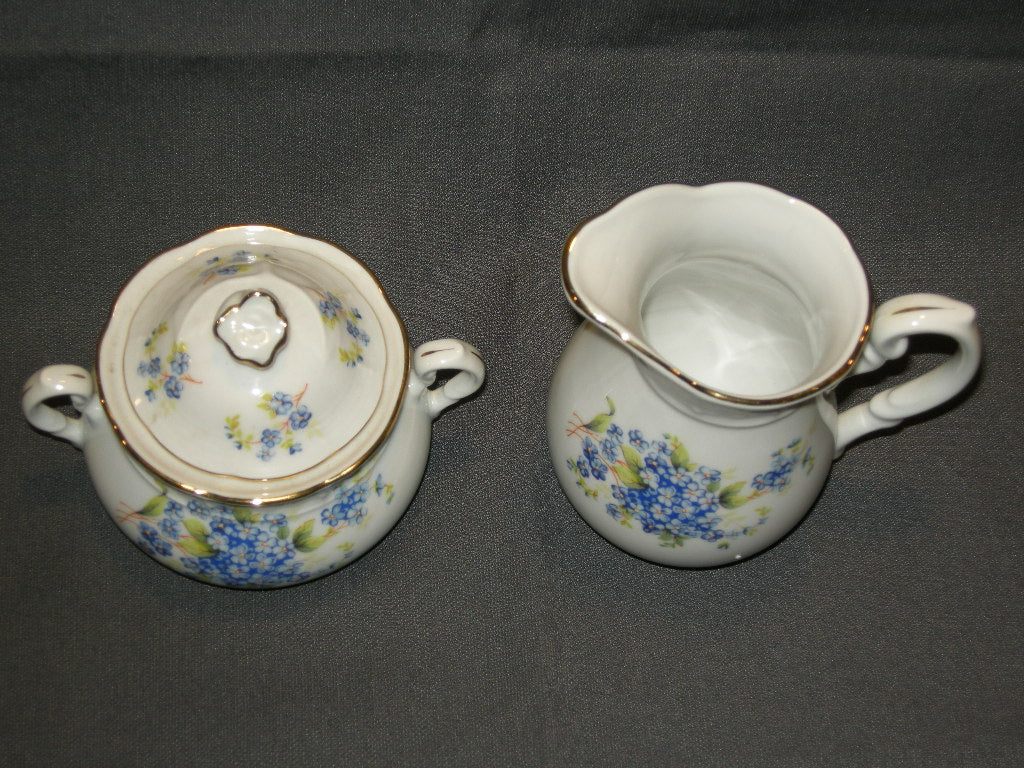 Thun wit met kleine blauwe bloemetjes melkkannetje