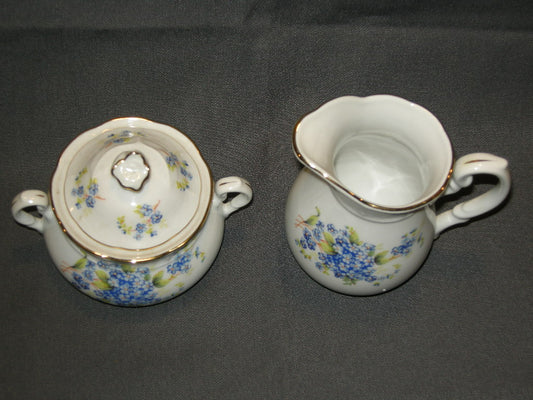Thun wit met kleine blauwe bloemetjes melkkannetje