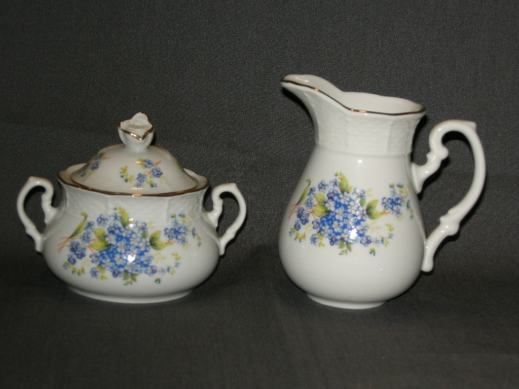Thun wit met kleine blauwe bloemetjes melkkannetje
