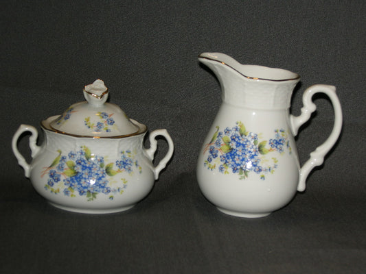 Thun wit met kleine blauwe bloemetjes melkkannetje