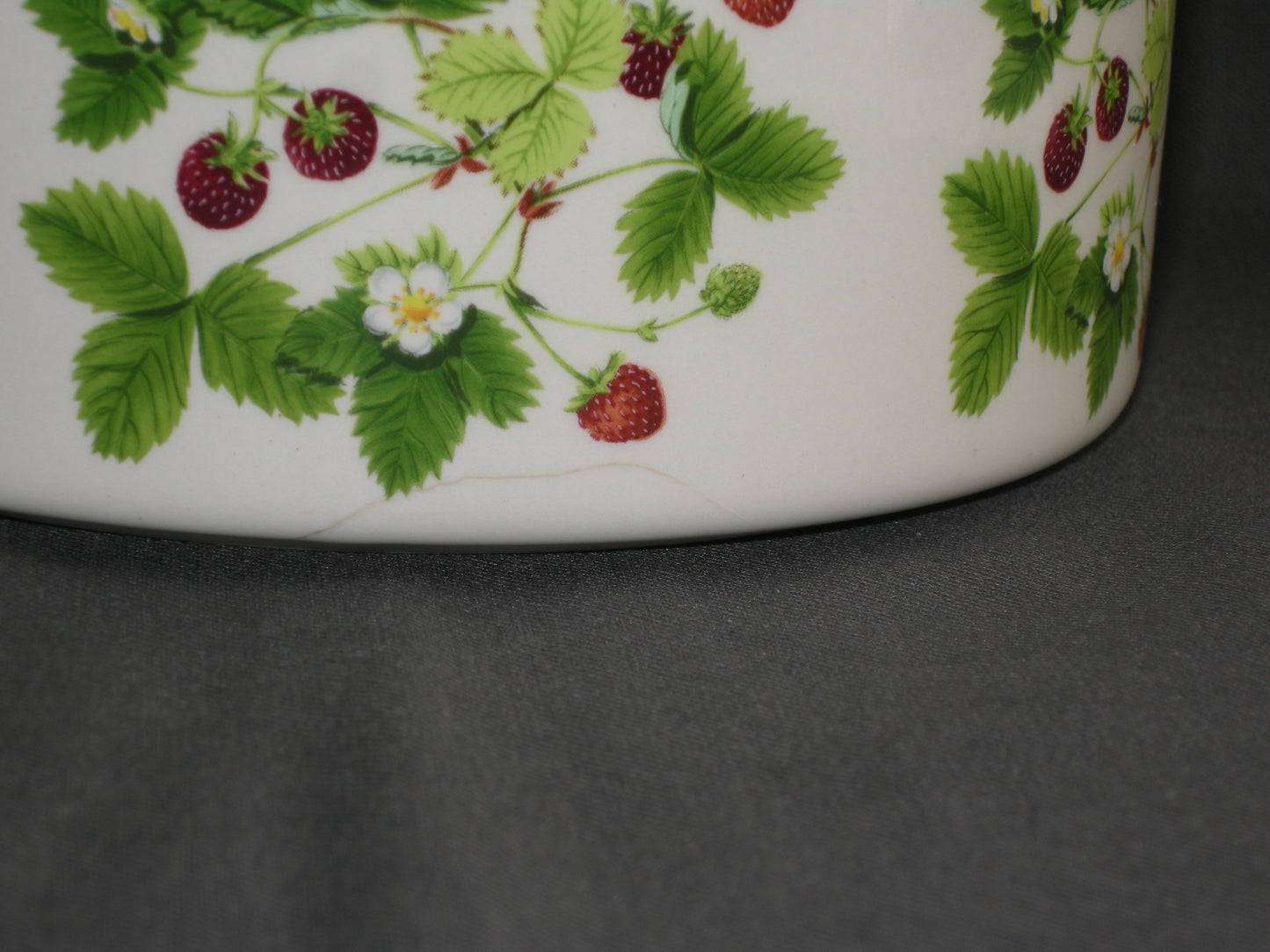 Portmeirion Summer Strawberries schaal O19,5 cm. met scheurtje