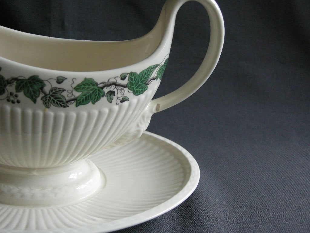 Wedgwood Stratford sauskom met beschadiging