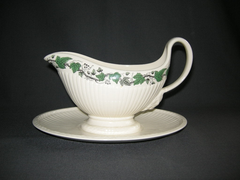 Wedgwood Stratford sauskom met beschadiging
