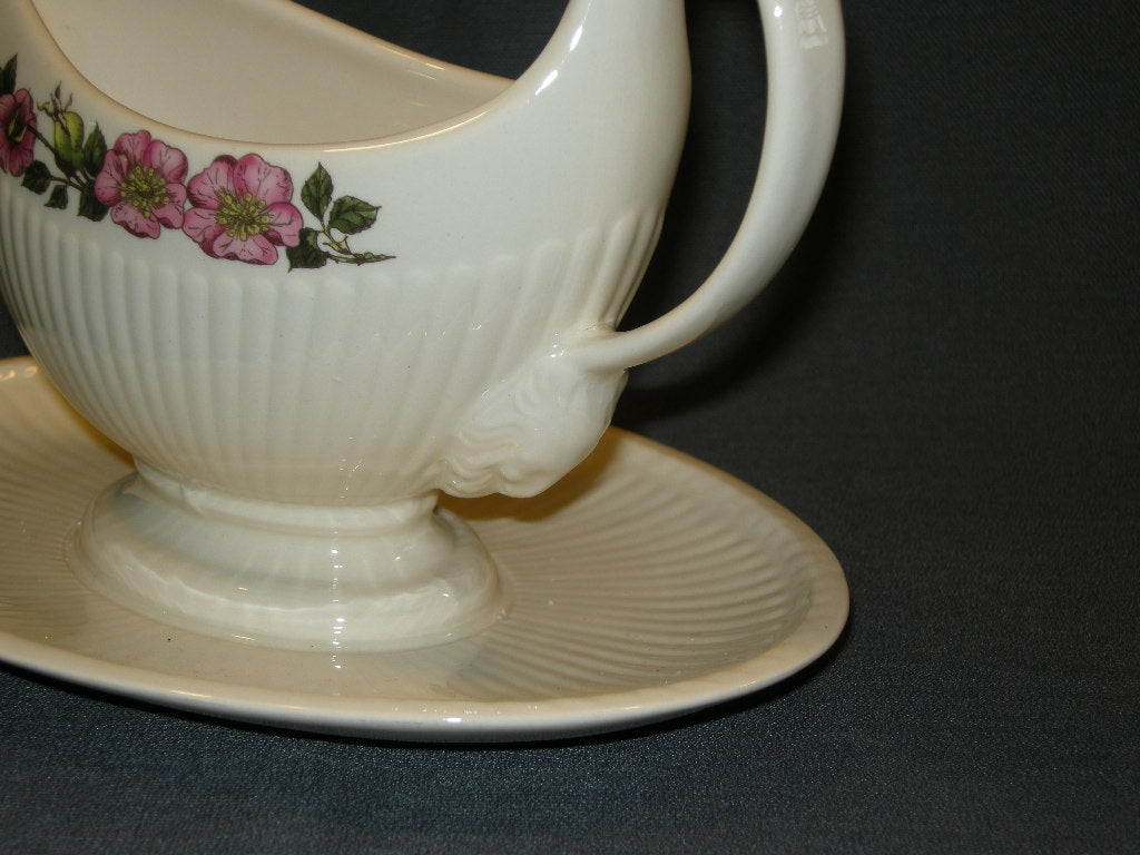 Wedgwood Briar Rose sauskom met vaste onderschotel