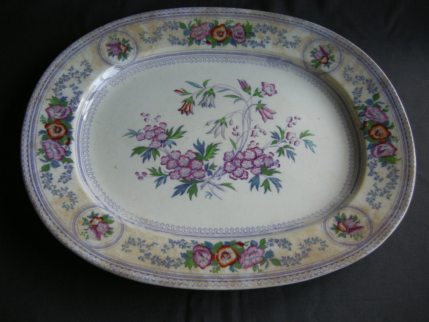 C.M. & S (Charles Meigh & Son) Campanula schaal 44,5 cm.