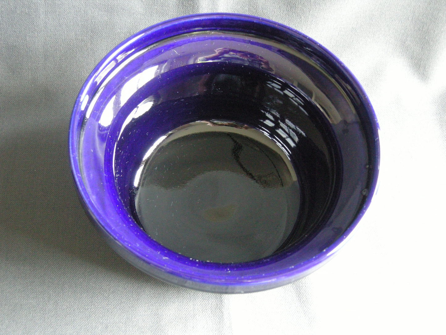 Huizen donkerblauw glanzend schaal O18,5 cm., hoogte 10 cm.