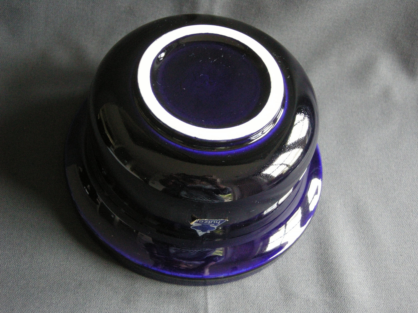 Huizen donkerblauw glanzend schaal O18,5 cm., hoogte 10 cm.