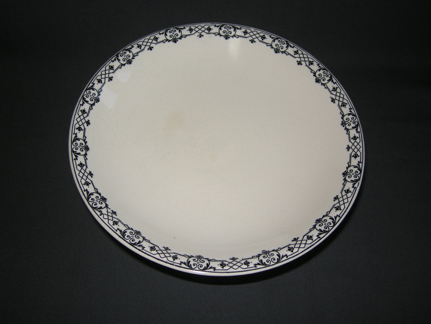Wedgwood Moustiers schaal op voet