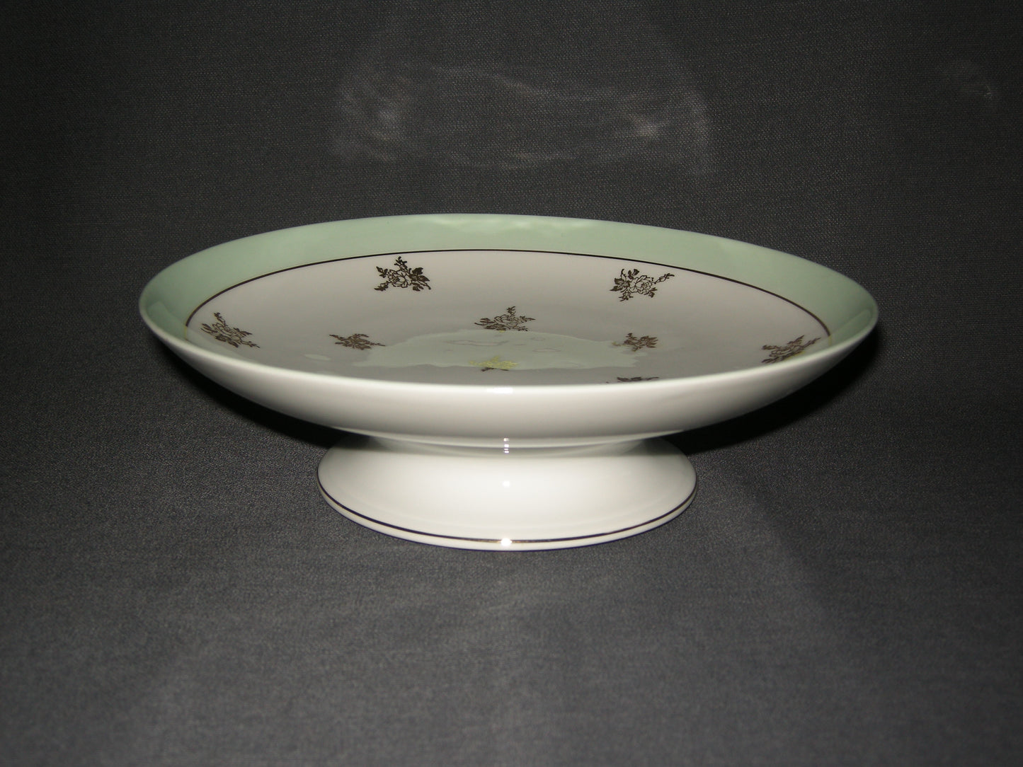 Limoges Charles Ahrenfeldt presenteerschaal op voet O23 cm.