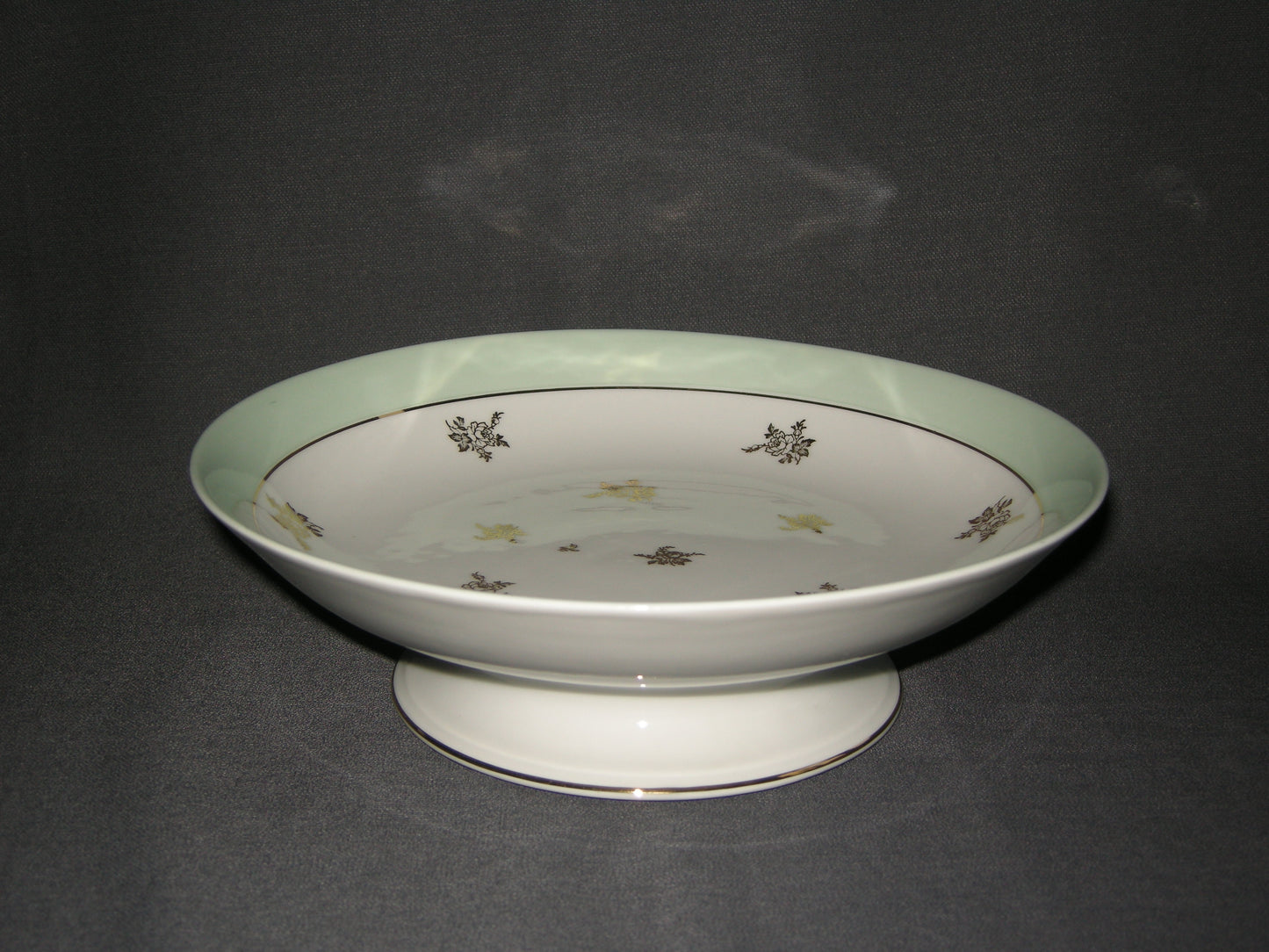 Limoges Charles Ahrenfeldt presenteerschaal op voet O24,5 cm.