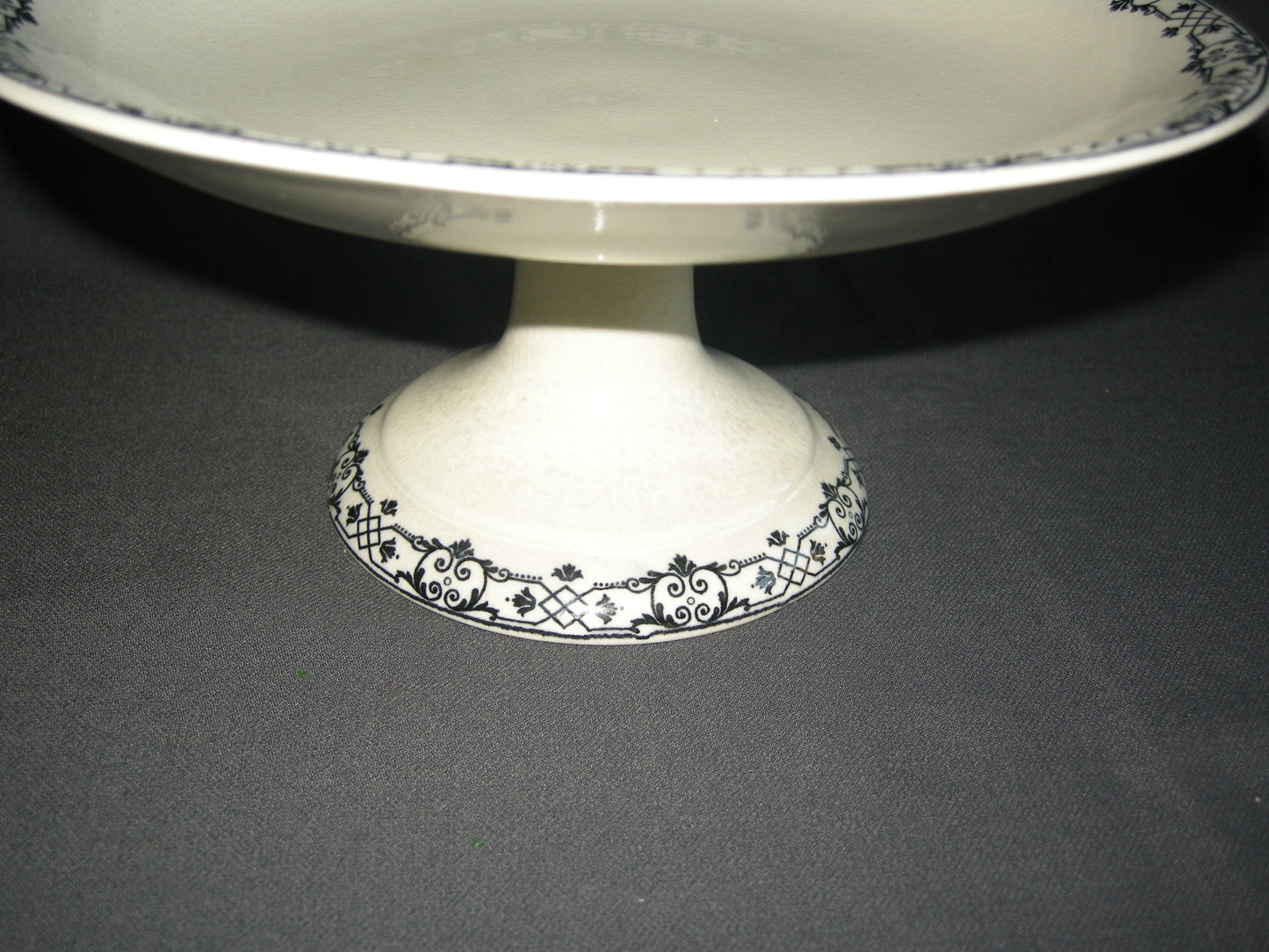 Wedgwood Moustiers schaal op voet