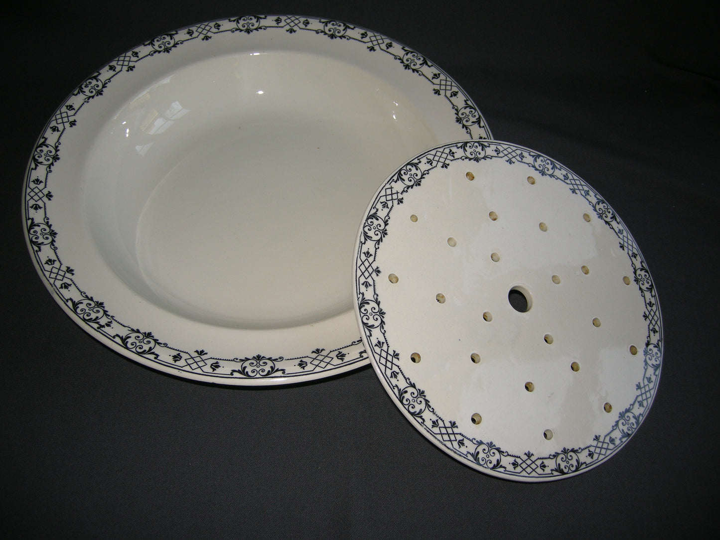 Wedgwood Moustiers ronde schaal met bijbehorende treef