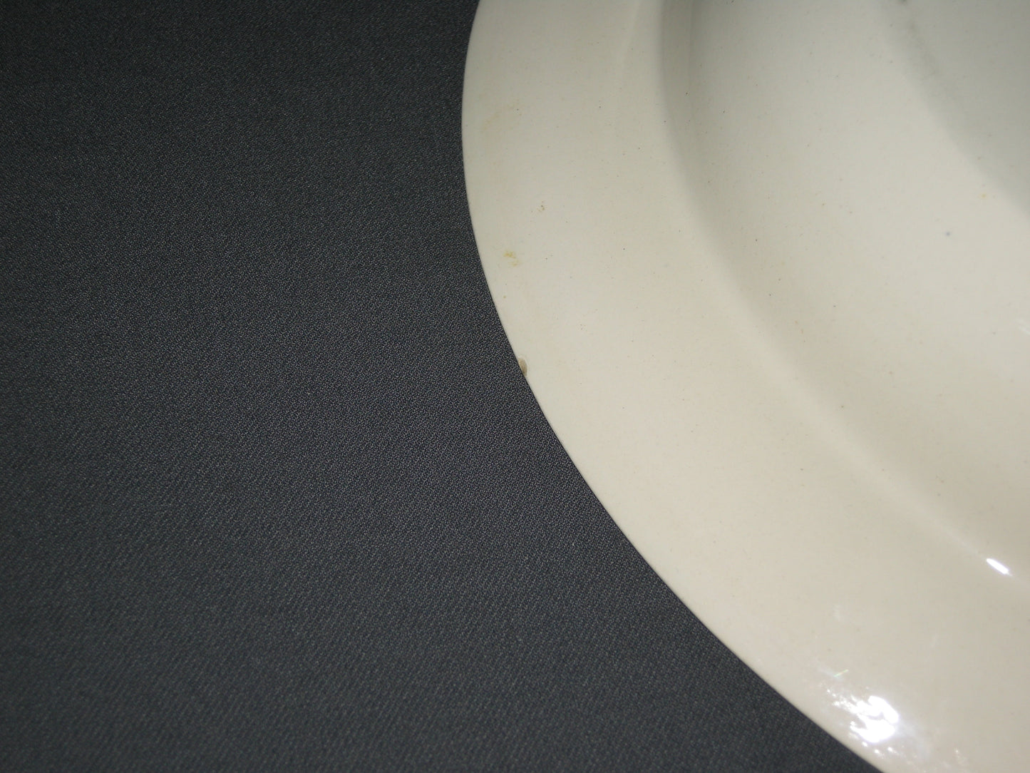 Wedgwood Moustiers ronde schaal met bijbehorende treef