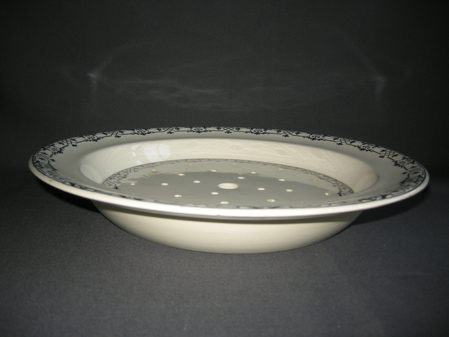 Wedgwood Moustiers ronde schaal met bijbehorende treef