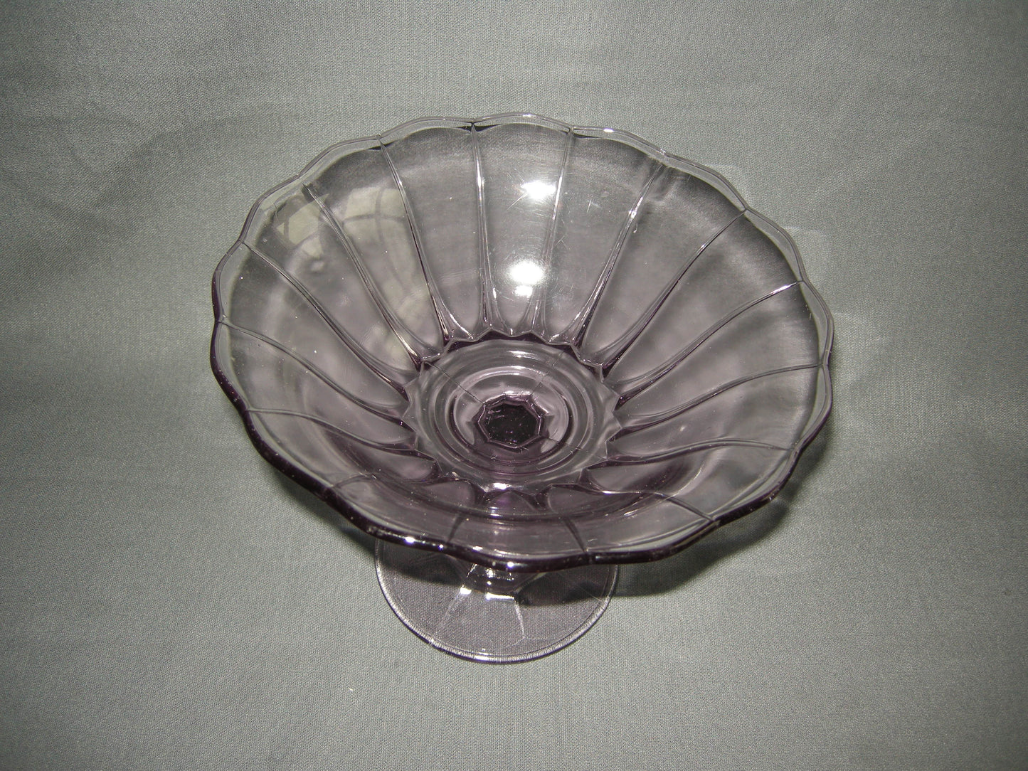 glas - kristal lila presenteerschaal op voet