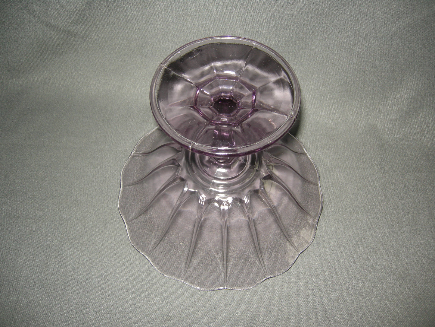 glas - kristal lila presenteerschaal op voet