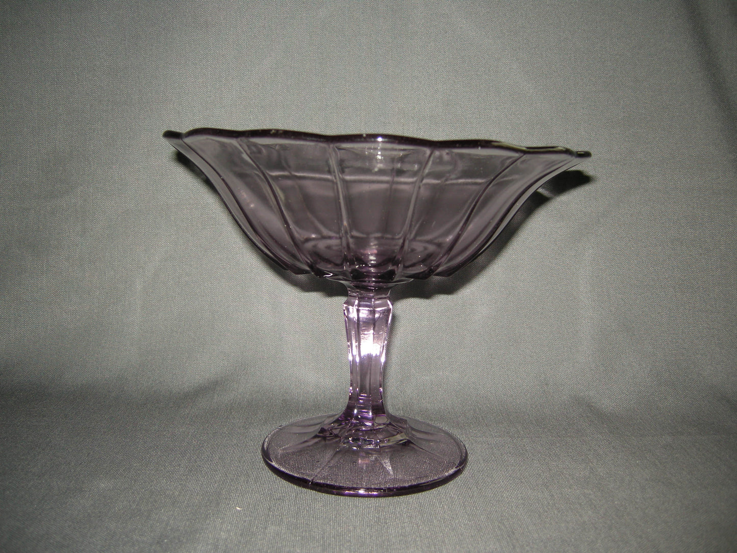 glas - kristal lila presenteerschaal op voet