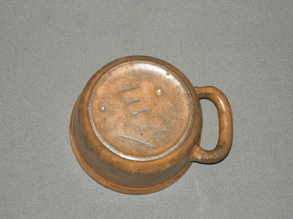 Lucie Q. Bakker Quirina bruin schaaltje 1 oor O9,5 cm.