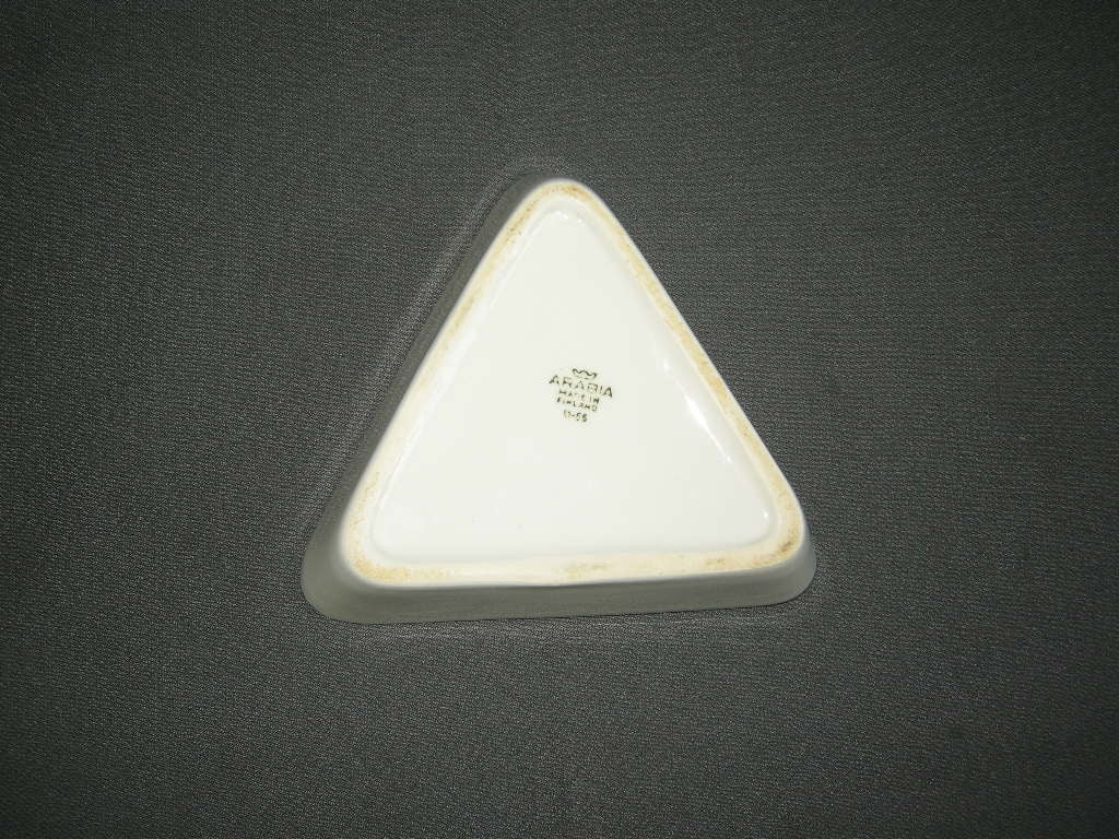 Arabia Kilta wit schaaltje 3-hoek 12,5 x 12,5 x 3 cm.