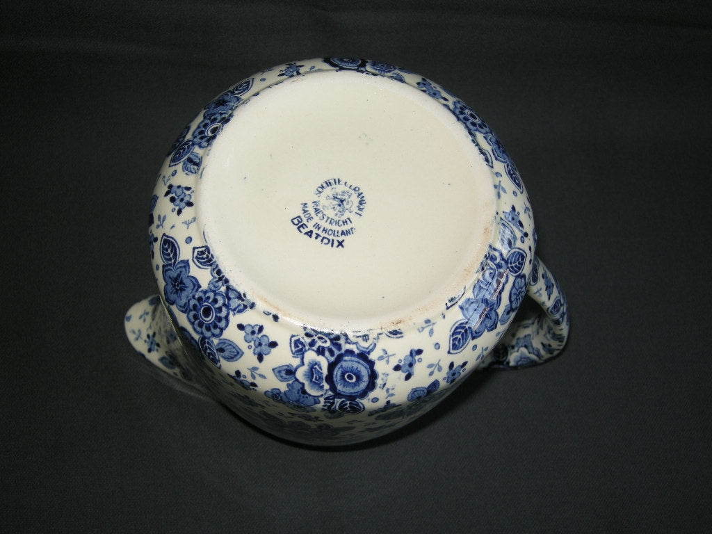 Societe Ceramique Beatrix schenkkan glad hoogte 14,5 cm.