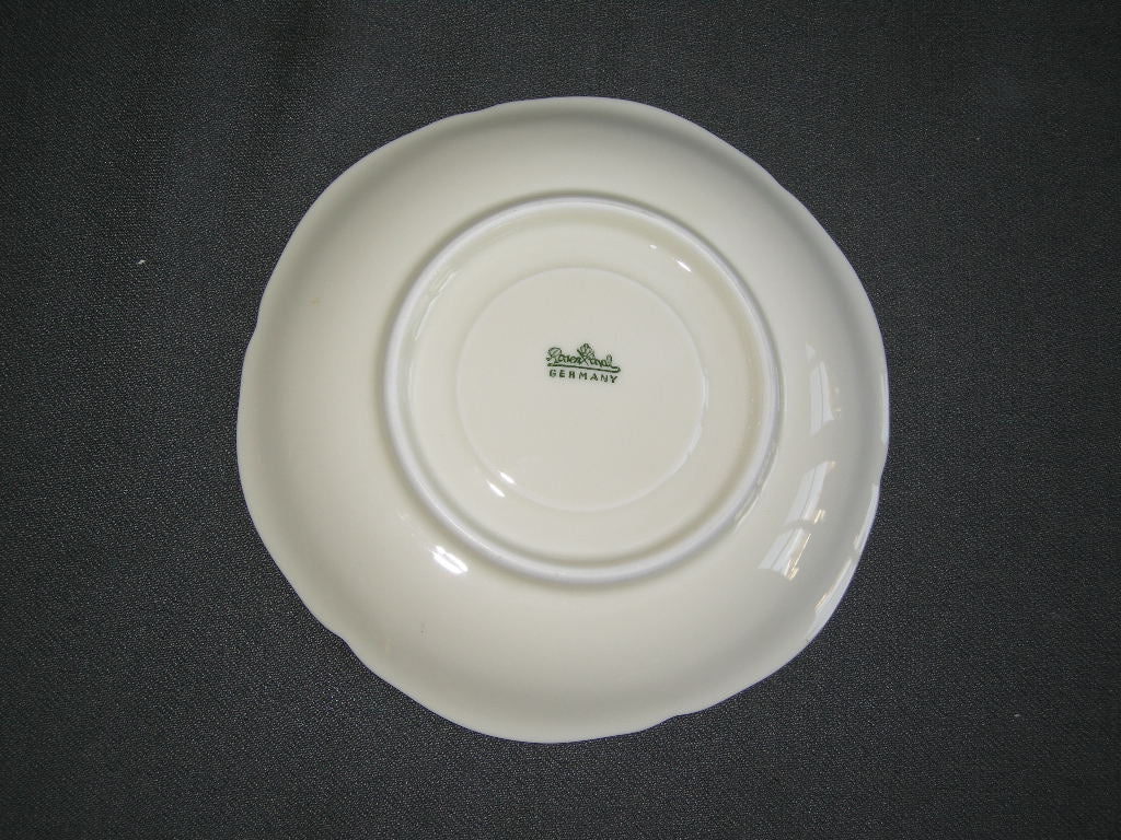 Rosenthal Sanssouci roomwit met rozenknop schotel O14,3 cm.