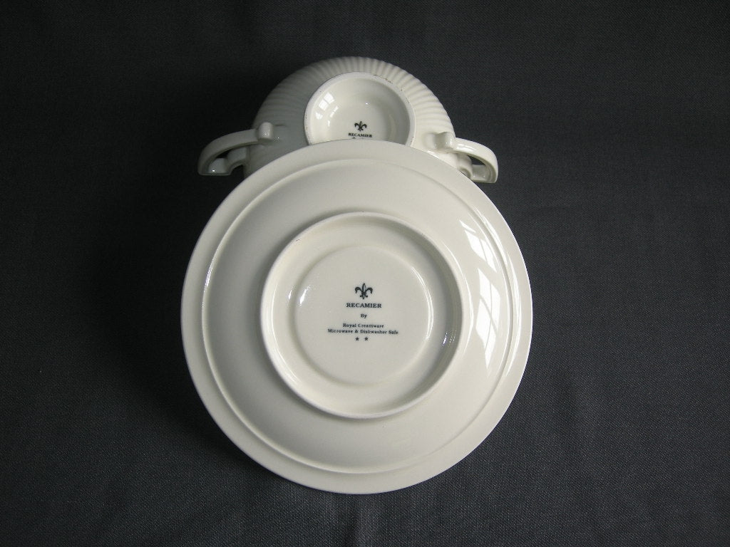 Royal Creamware Recamier soepkop & schotel met beschadiging standring