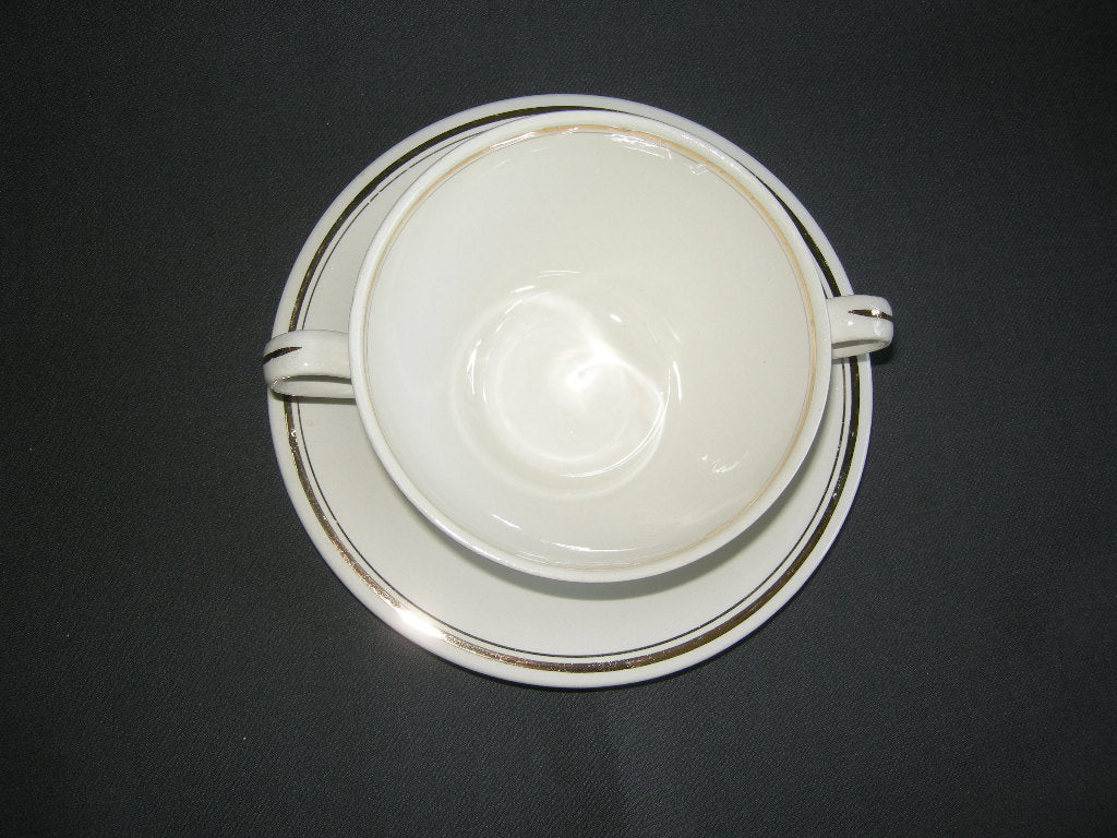 Petrus Regout roomwit - goud 002. soepkop & schotel California