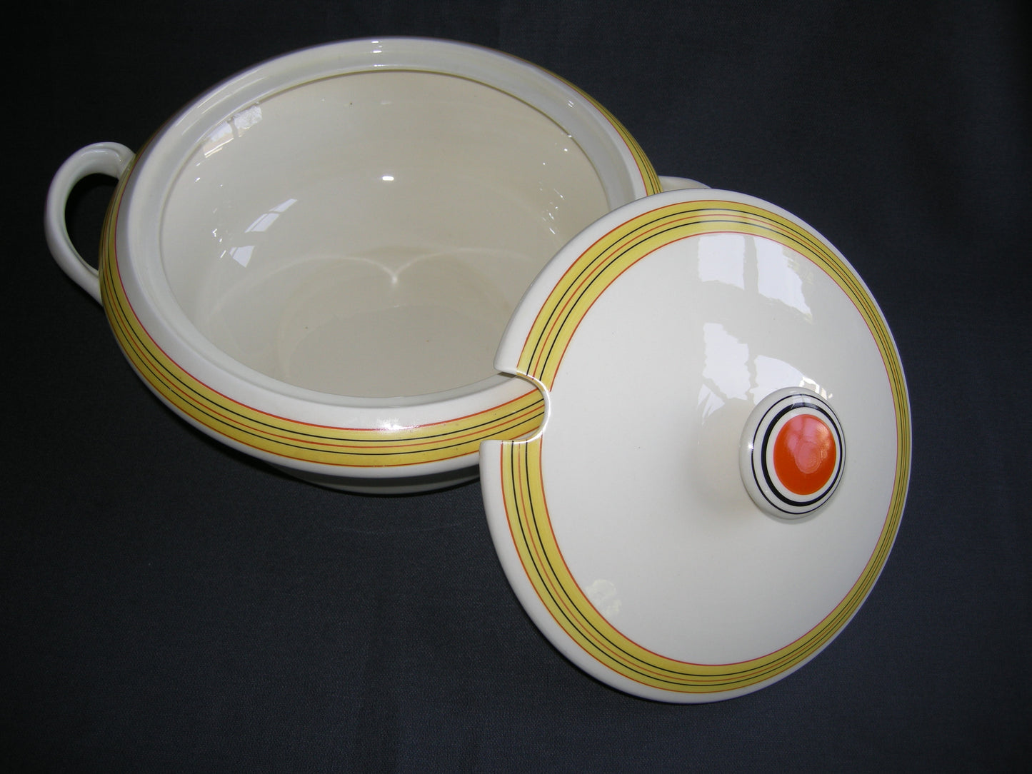 MOSA plateel roomwit met geel / zwart / oranje soepterrine