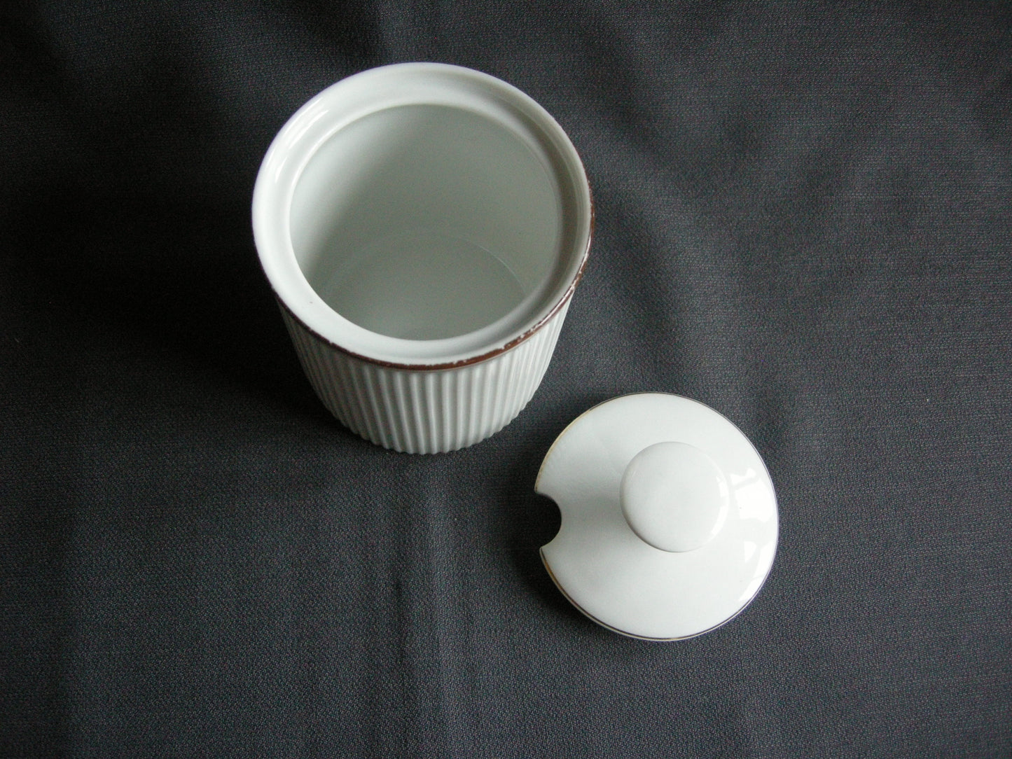 Arzberg Cannelee wit met bruin + goudkleurig randje suikerpot h 8,3 cm.