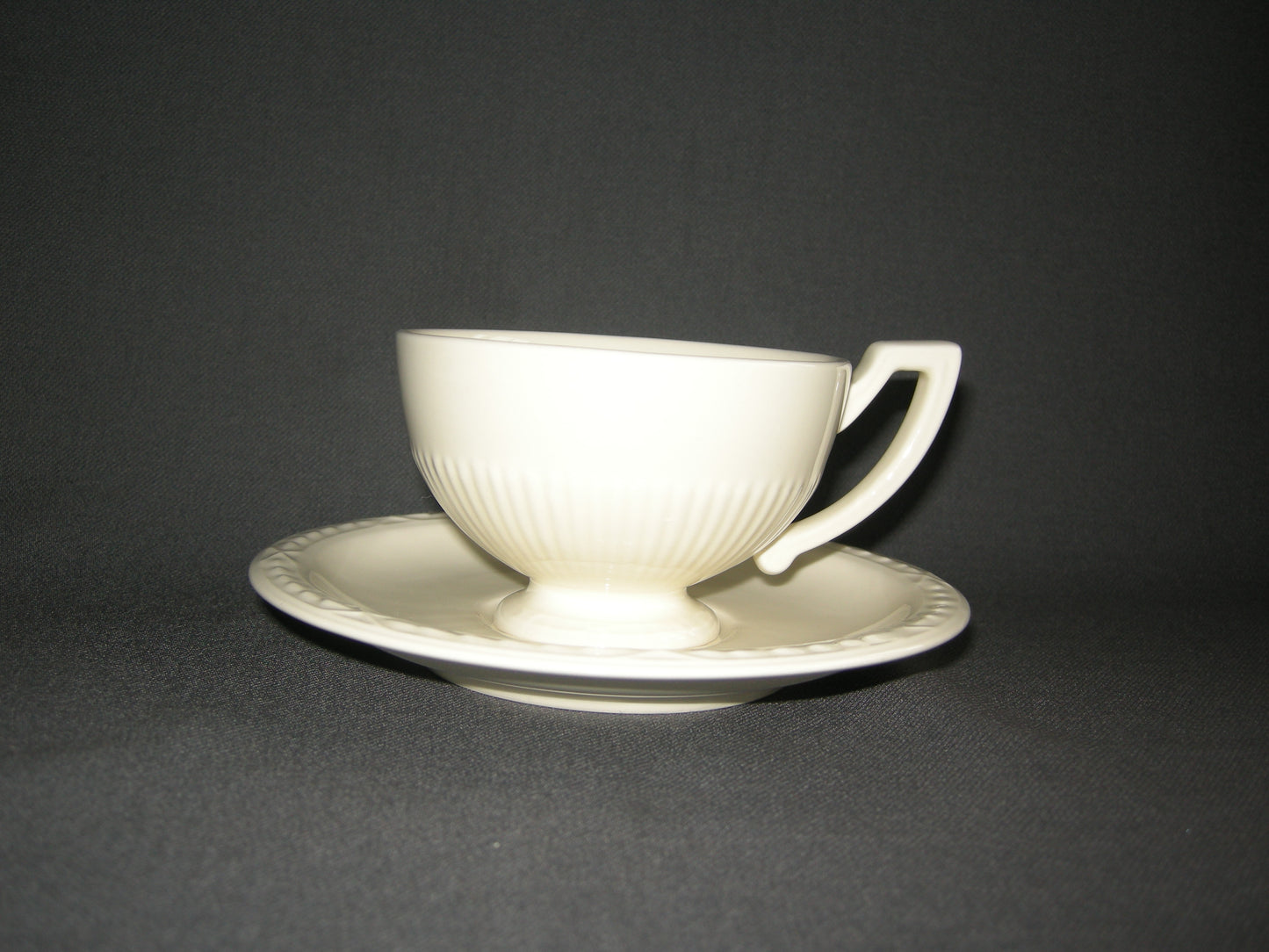 Royal Creamware Recamier theekop & schotel