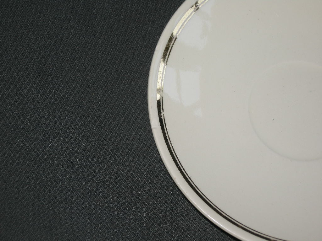 Petrus Regout roomwit - goud 001. theekop & schotels