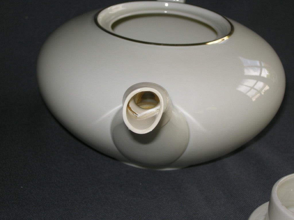 Heinrich Anmut 16438 roomwit met goudkleurig randje theepot