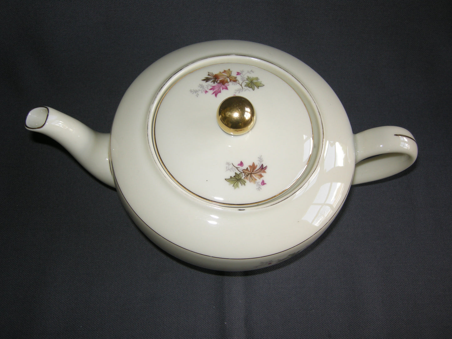 Arzberg roomwit met herfstblaadjes theepot