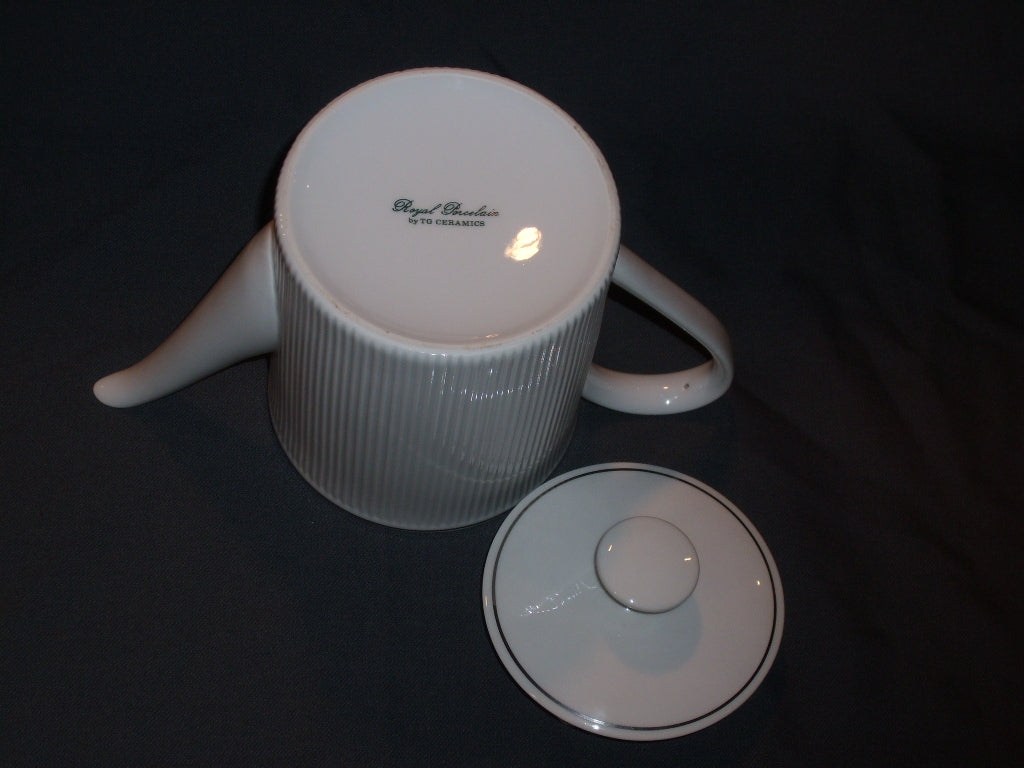 Royal Porcelain Cannelee wit met zilverkleurige rand theepot