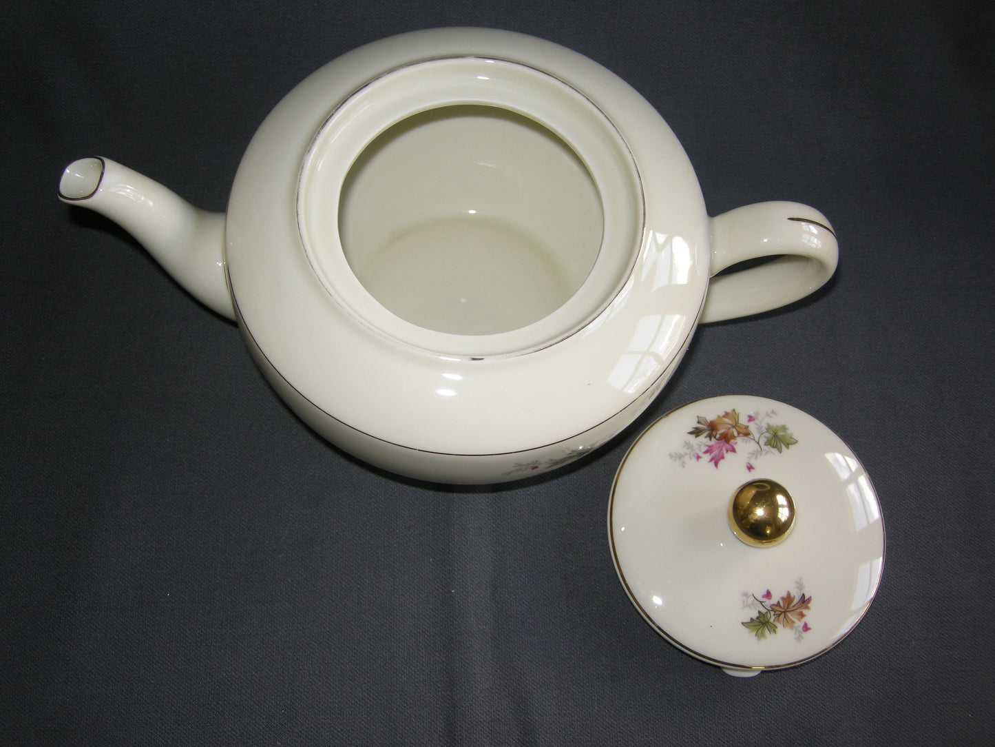 Arzberg roomwit met herfstblaadjes theepot