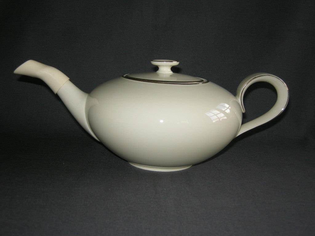 Heinrich Anmut 16438 roomwit met goudkleurig randje theepot