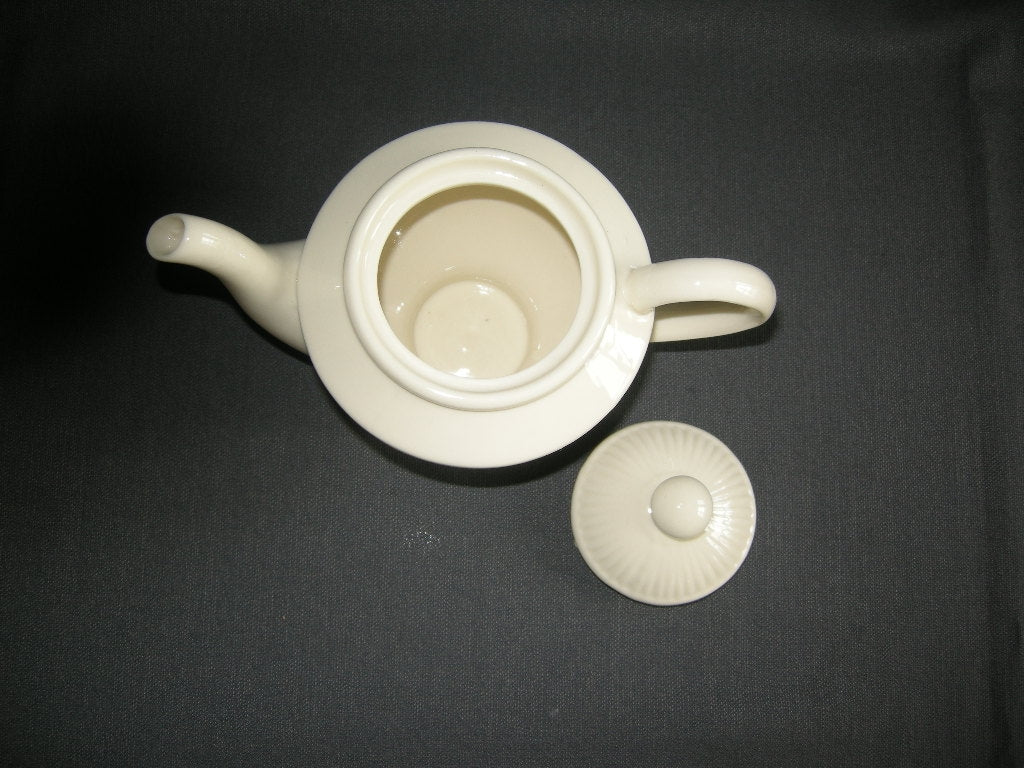 Royal Creamware Recamier theepotje
