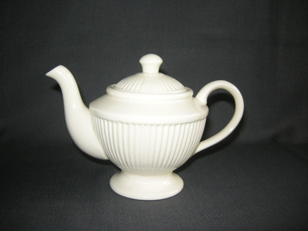 Royal Creamware Recamier theepotje