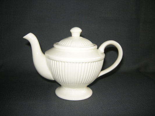 Royal Creamware Recamier theepotje