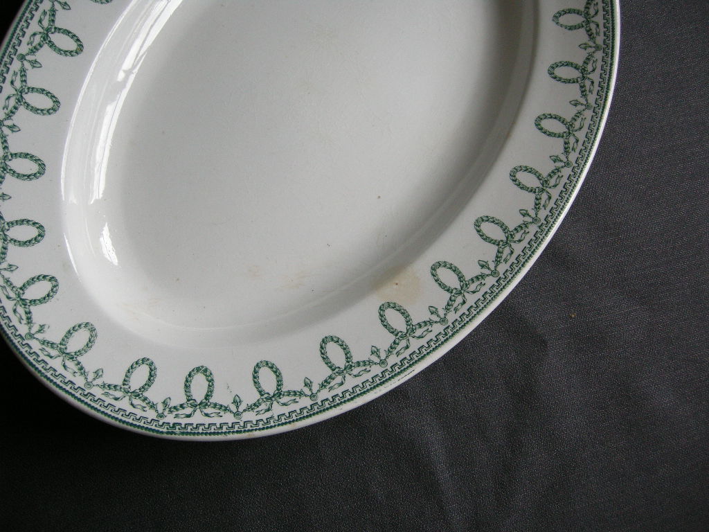 Boch Frères Bonaparte vleesschaal 31,5 cm. met craquelé