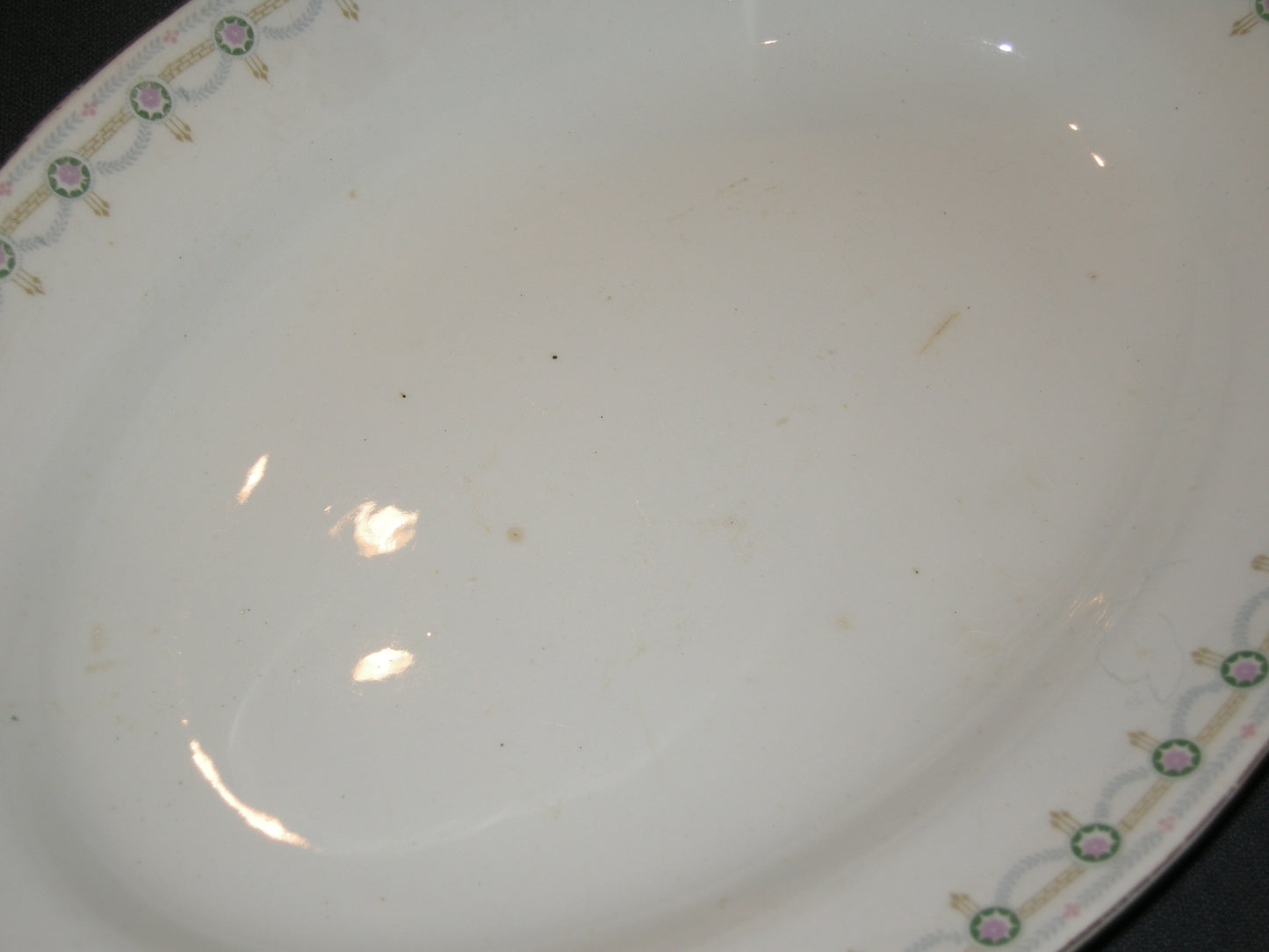 Petrus Regout decor 0386 vleesschaal 31,5 cm. met bruine vlekjes